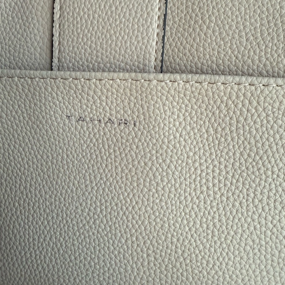 🔥 Fire Sale 🔥
NWT Tahari Cream Crossbody Bag with Silver Chain Strap - Picture 10 of 12